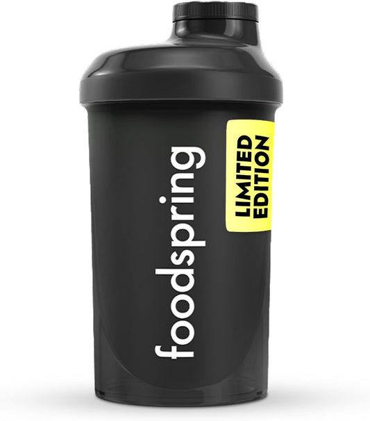 foodspring - Shaker proteine 500ml BPA-free - Borraccia shaker bevande proteiche con tappo a vite, setaccio e scala misurazione - Bottiglia shaker fitness e palestra lavabile in lavastoviglie - nero