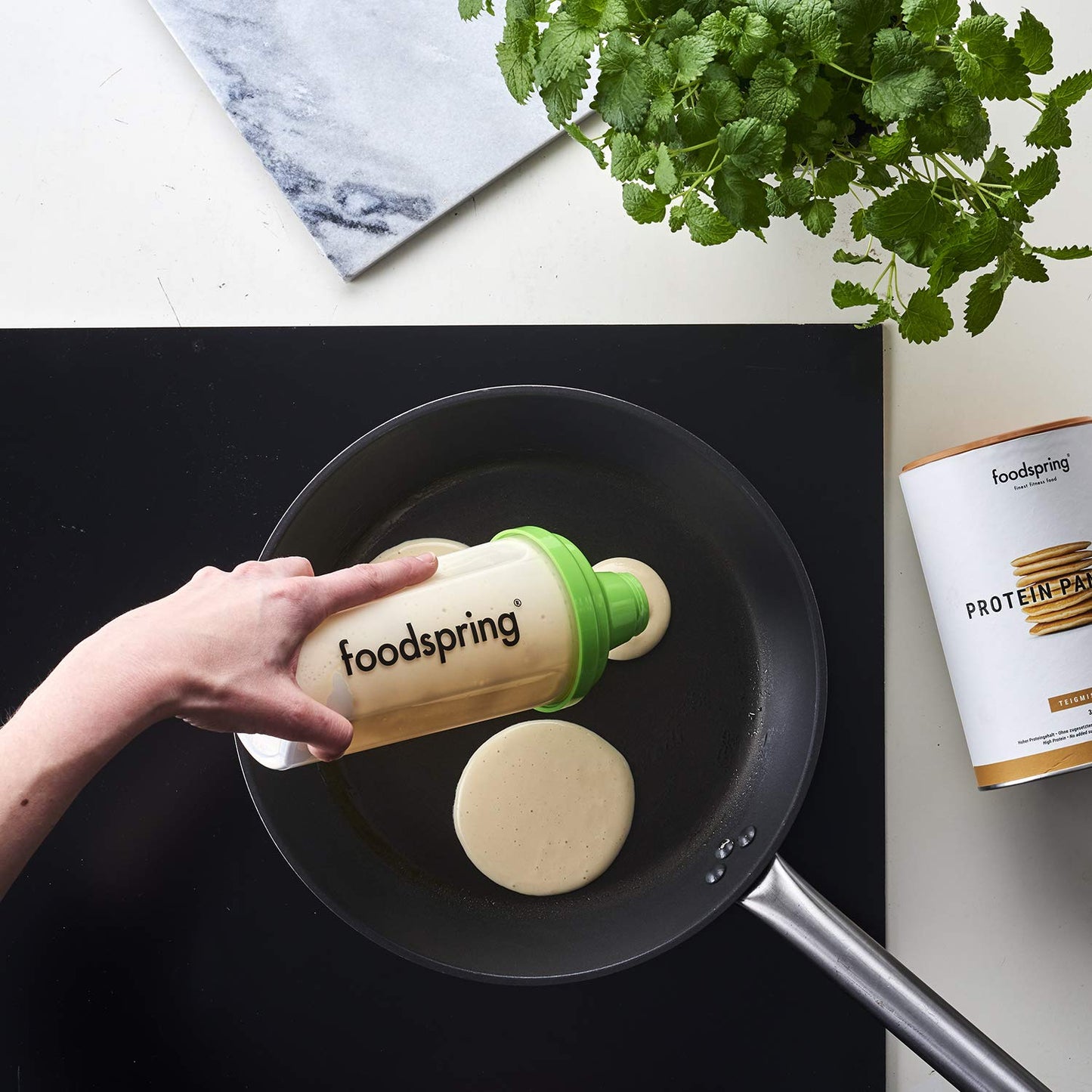 foodspring - Shaker da 500ml - Lo Shaker perfetto per le tue proteine - Incluso il filtro per rendere il tuo shake più cremoso, con tappo a vite per una chiusura sicura