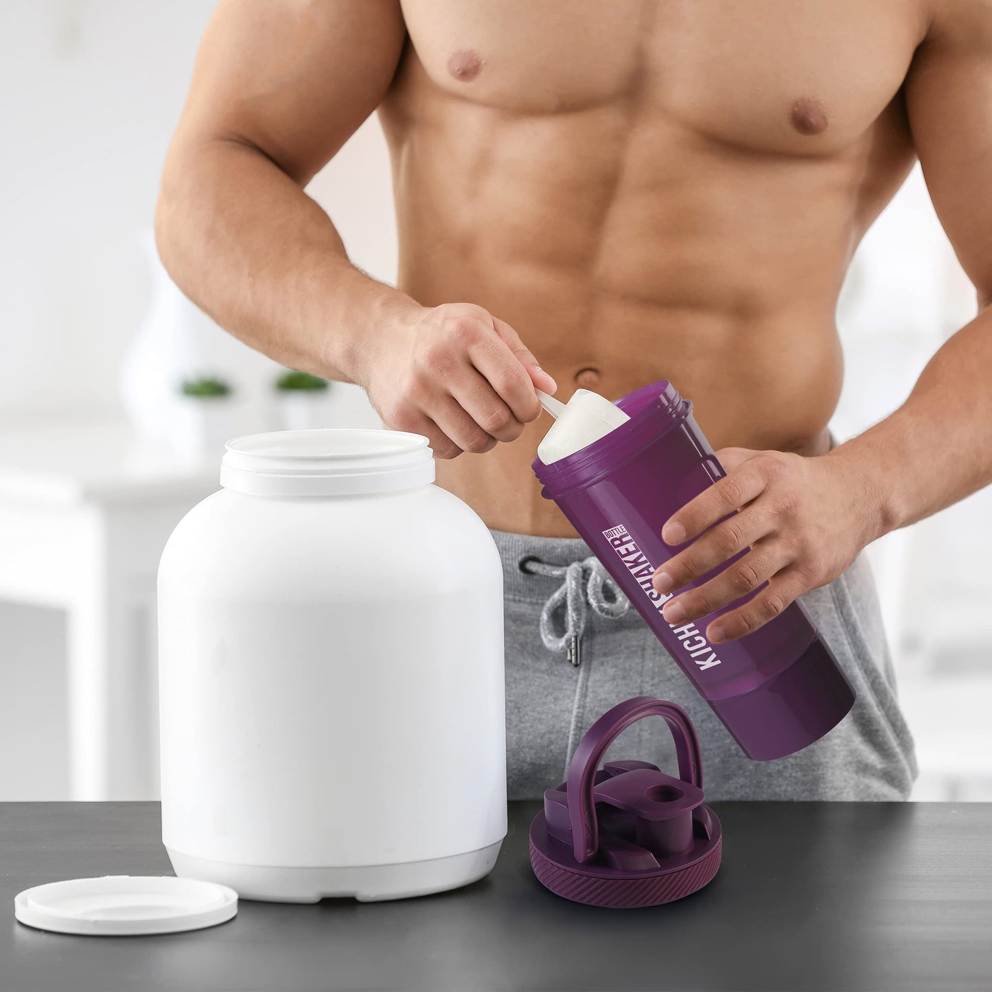 KICHLY 2 Pacco Bottiglia Shaker per Proteine Classico con Shaker Ball (700 ml) e Contenitore per Conservare Gli Integratori – Perfetto Compagno di Palestra (Nero)