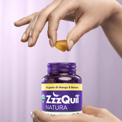 ZzzQuil Natura Melatonina Integratore per Dormire, Gusto Mango e Banana, Con Valeriana, Camomilla, Vitamina B6 e Estratti alle Erbe, 72 Gommose