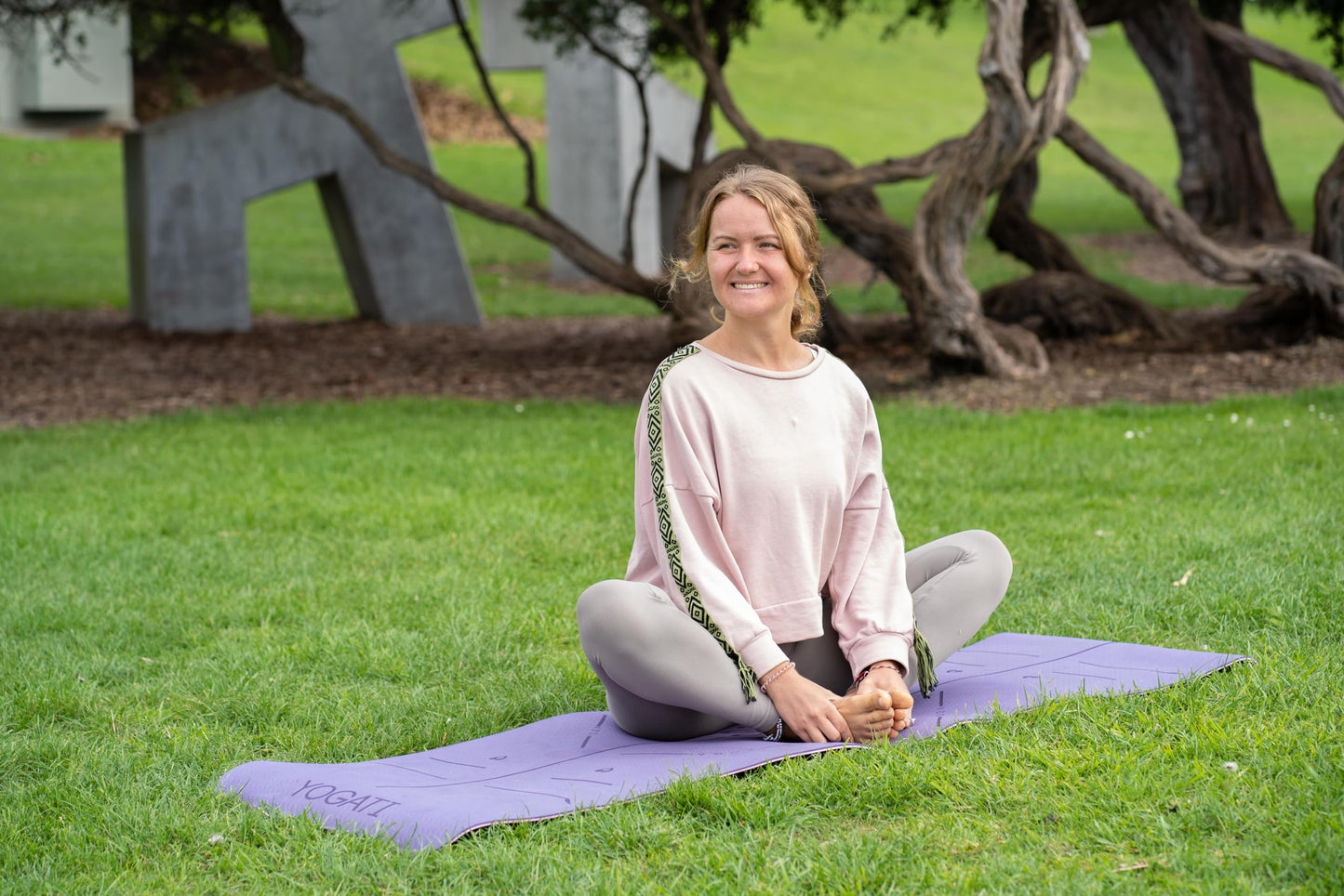 YOGATI - Tappetino Yoga antiscivolo e spesso. Tappetino da yoga con segni di allineamento del corpo. Tappetino sportivo per adulti e bambini. Tappetino da palestra ideale per pilates e fitness. Yoga